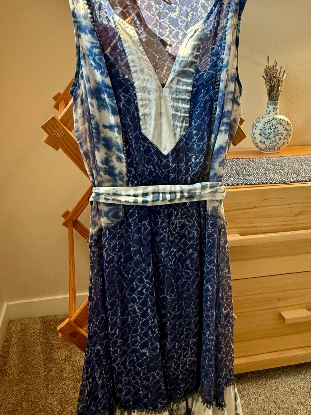 Elegant Blue Tie-Dye V-Neck Sleeveless Dress